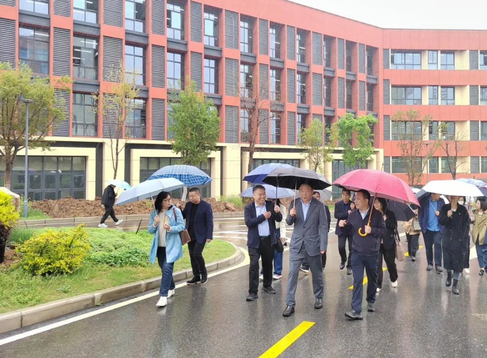 春雨瀟瀟催奮進，不負韶光赴新程